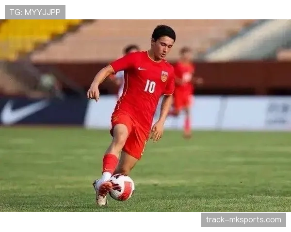 足球新星表现稳健，助球队连克强敌斩获关键胜利