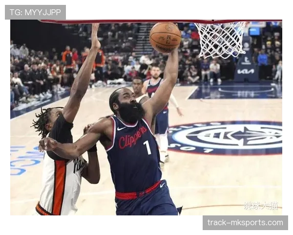 库里三分高效砍下30分，拉开与哈登得分差距