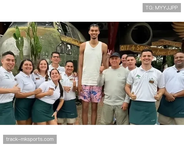 姚明随便穿双拖鞋出门，路人心里默默盘起他家泳池的装修预算